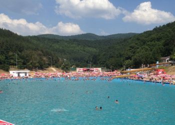 50% më shtrenjtë sesa vitin e kaluar freskimi në pishinat e rajonit