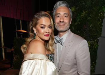 Taika Waititi e uron në shqip Rita Orën pas publikimit të albumit: Jam krenar me ty zog, të dua