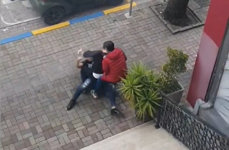 Theret me thikë një grua në Tiranë, arrestohet 69-vjeçari