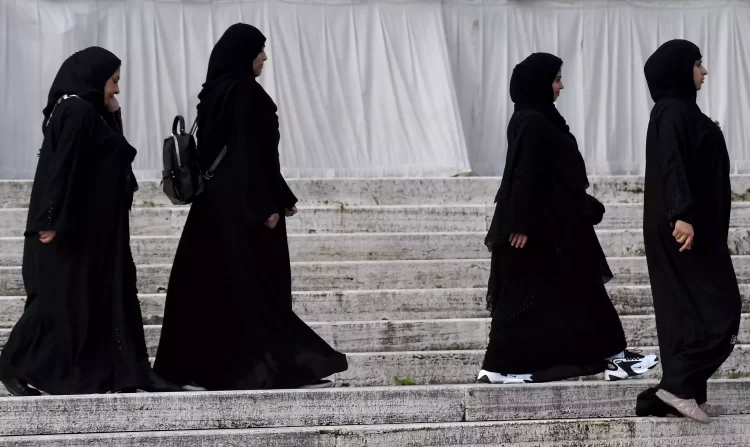 Fashi*mi shtetror: Franca do t’i ndalojë nxënëset të veshin mantelet islamike në shkolla