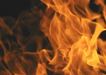 Digjen tri vetura në parkingun e një banese në Fushë-Kosovë