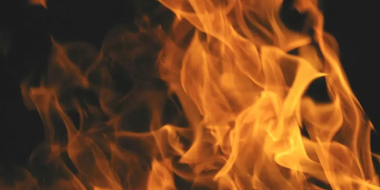 Digjen tri vetura në parkingun e një banese në Fushë-Kosovë