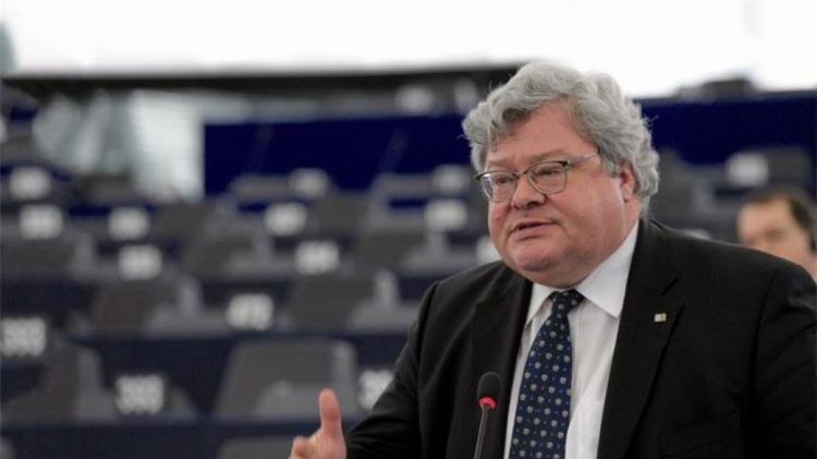 Eurodeputeti gjerman: Borrell po e përkëdhel Serbinë dhe po sanksionon Kosovën