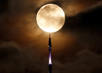 Nata e Super-Hënës blu: Çfarë është dhe si mund ta shohim “ngjarjen e rrallë qiellore”?