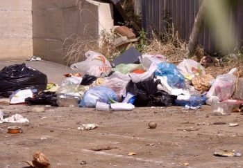 Prishtinë, prakingu i automjeteve kthehet në deponi ilegale të mbeturinave