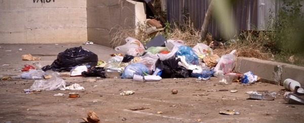 Prishtinë, prakingu i automjeteve kthehet në deponi ilegale të mbeturinave