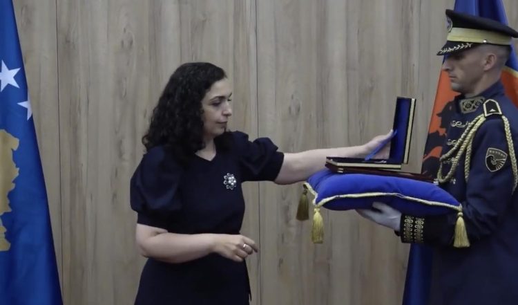 Osmani dekoron dëshmorë të UÇK-së dhe personalitete tjera të Istogut (VIDEO)