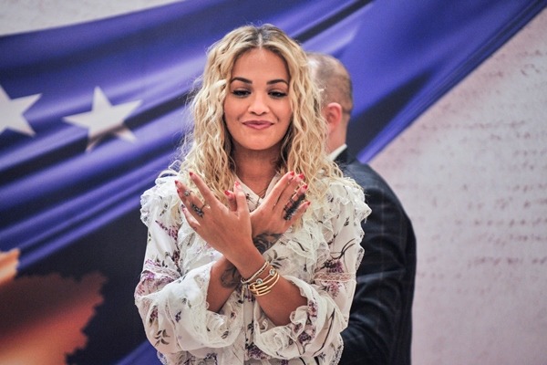 Rita Ora: Jam shqiptare krenare, flamuri mu dha nga një fans, më pas e kuptova se ishte serb