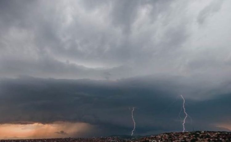 Prizren, një stuhi e fuqishme godet qytetin