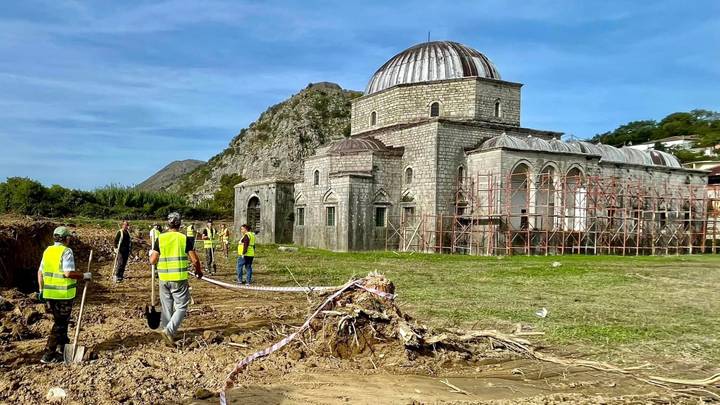 Restaurimi i Xhamisë së Plumbit në Shkodër, punohet për digën mbrojtëse