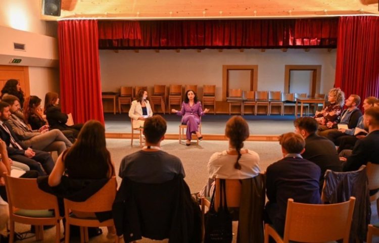 Osmani me të rinjtë nga e gjithë bota, flet për rrugën e Kosovës drejt lirisë dhe pavarësisë