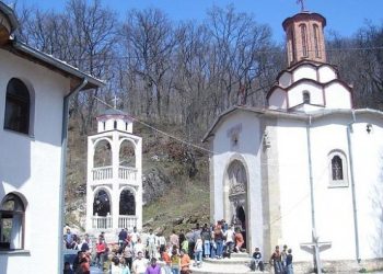 Priftërinjtë serbë në Gjilan i detyrojnë fëmijët t’i këndojnë Rusisë(Video)