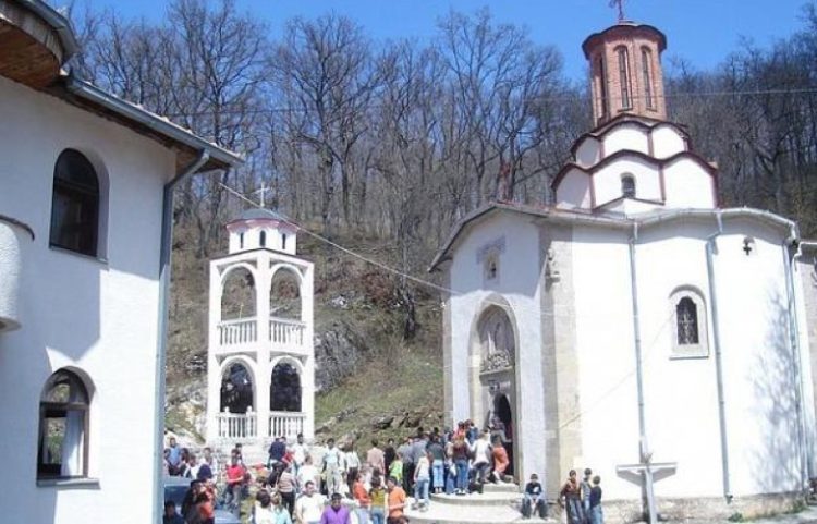 Priftërinjtë serbë në Gjilan i detyrojnë fëmijët t’i këndojnë Rusisë(Video)