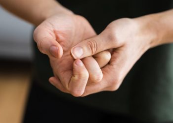 A është vërtet e rrezikshme “kërcitja e gishtave”?- Çfarë thonë ekspertët