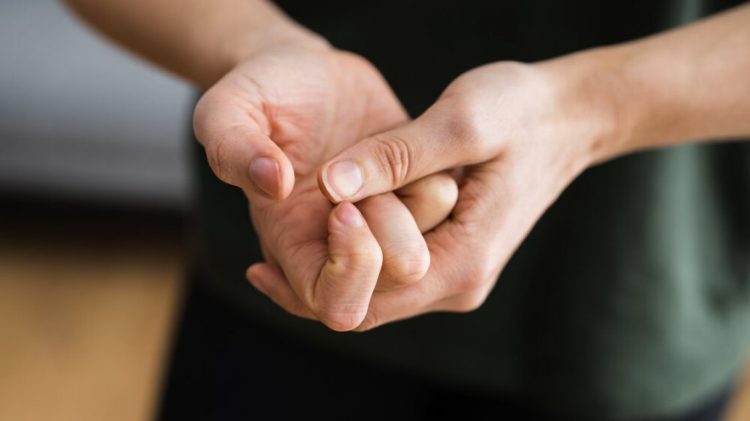 A është vërtet e rrezikshme “kërcitja e gishtave”?- Çfarë thonë ekspertët