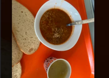 “E kam të ndaluar strikt”, infermieri ankohet se po i shërbehet ushqim me yndyrë në QKUK