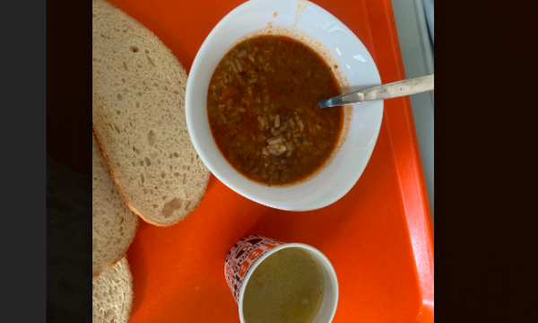 “E kam të ndaluar strikt”, infermieri ankohet se po i shërbehet ushqim me yndyrë në QKUK