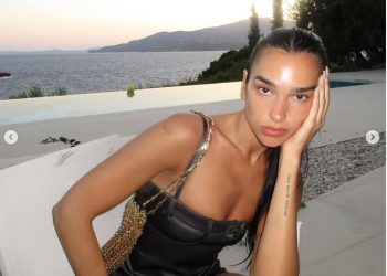 Dua Lipa përdor dorën si ‘pjatë’, ha mish pëllumbi