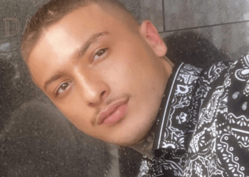 Fero publikon një fotografi të vajzës duke u falë