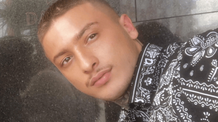 Fero publikon një fotografi të vajzës duke u falë