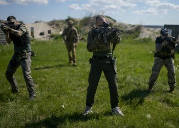 Rusia po armatos qytetarët në kufirin me Ukrainën