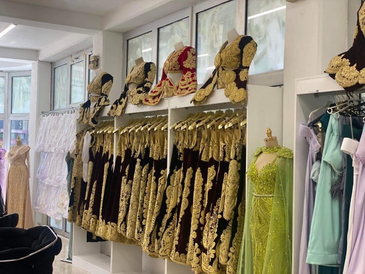 Brendi me i kërkuar i nuserisë ‘Emel’ vjen në Mitrovicë me veshje moderne