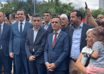 Albin Kurti arrin në Çair