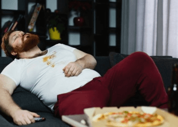 Ju vjen gjumë pas ushqimit? Kjo është arsyeja