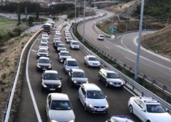 Kosovarët ia mësyejnë Shqipërisë për vikend, bllokohet “Rruga e Kombit”