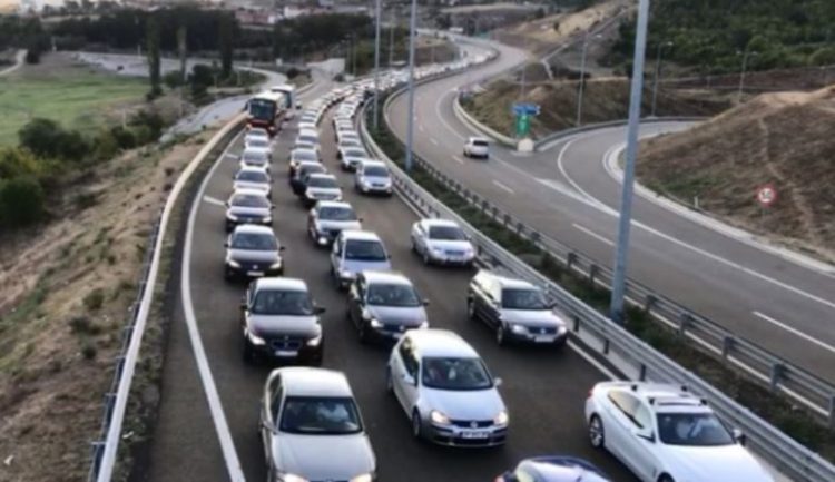 Kosovarët ia mësyejnë Shqipërisë për vikend, bllokohet “Rruga e Kombit”