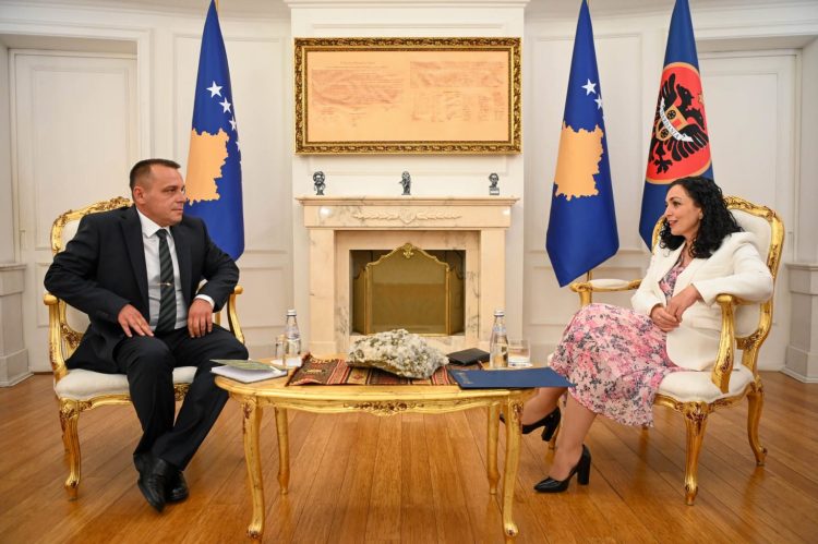 Osmani pret në takim njoftues ministrin e Mbrojtjes, Ejup Maqedonci