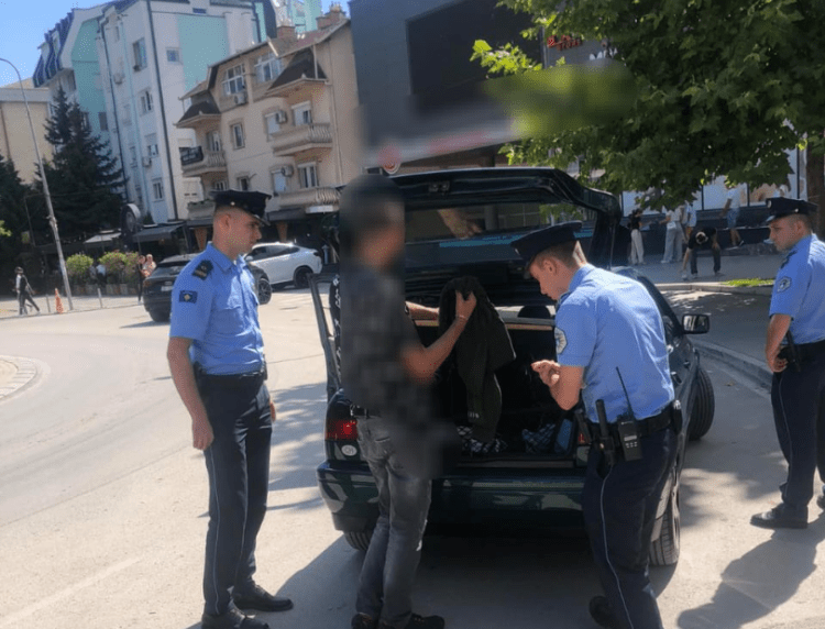 Policia vazhdon “Goditjen” në Mitrovicë, gjen shtatë revole e 12 thika