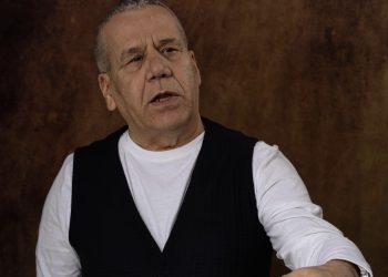 As madhështia e mysafirit nuk e mbuloi vogëlsinë e nikoqirëve!