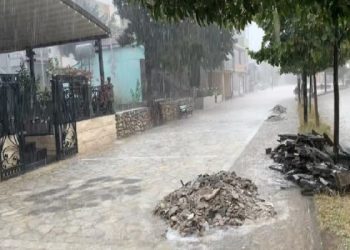 ​Përmbyten rrugët e Bulqizës, reshje të dendura shiu përfshijnë qytetin
