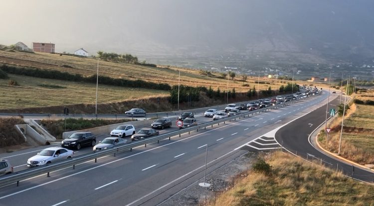 24-orët e fundit rreth 36 mijë: Maj-korrik 1.5 milionë persona nga Kosova kanë hyrë në Shqipëri