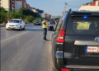 Policia në Mitrovicë arreston 13 persona të kërkuar nga gjykata