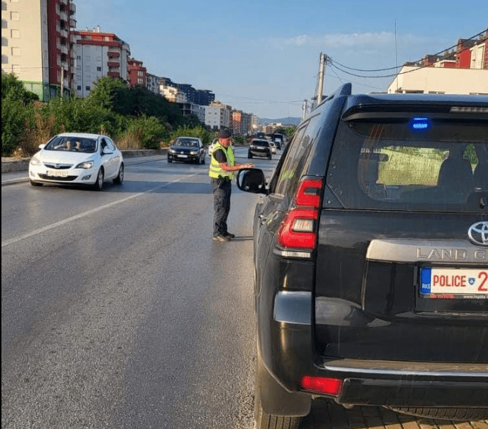 Policia në Mitrovicë arreston 13 persona të kërkuar nga gjykata
