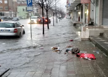 Shiu “pushton” Shqipërinë, këto janë akset rrugore të bllokuara nga ujë në Vlorë