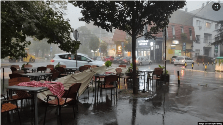 Beogradi goditet nga një stuhi breshri