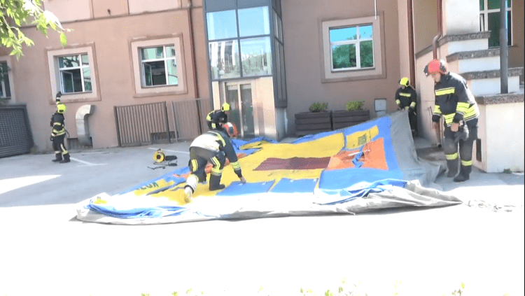 Komuna e Prishtinës inskenon zjarr në objektin e vjetër, evakuohen personeli e qytetarët