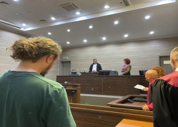 Dënohen dy serbët që sulmuan KFOR-in, policinë dhe mediat