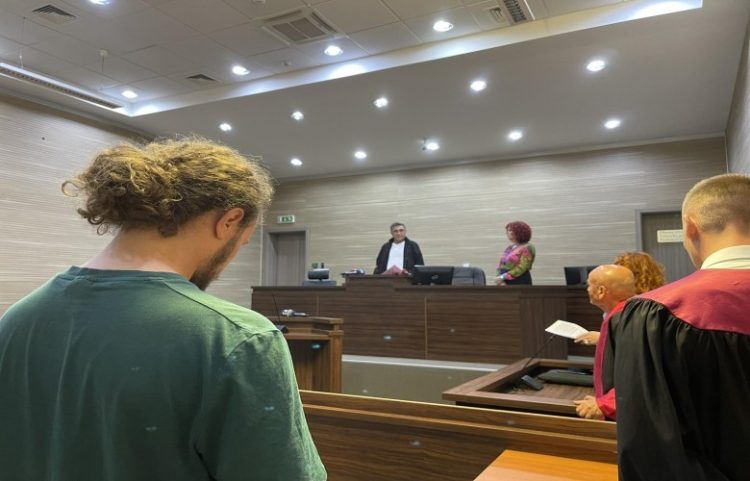 Dënohen dy serbët që sulmuan KFOR-in, policinë dhe mediat