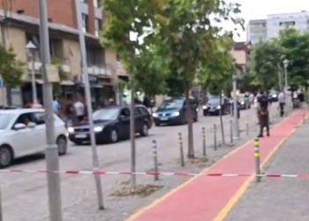 Të shtëna me armë në Klinë, plagoset një person