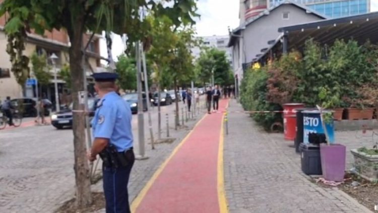 Ky është personi i plagosur nga të shtënat me armë në Klinë