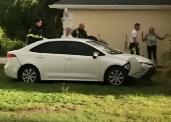 Amerikanja ishte duke qepur, vetura përplaset në oborrin e saj