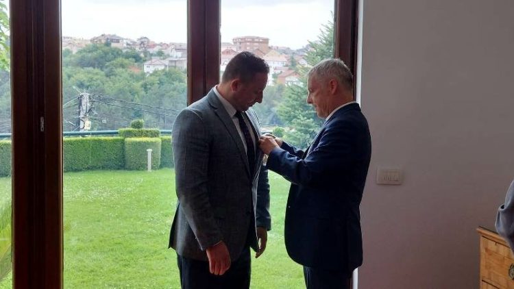 Mehaj nderohet me urdhrin “Kryqi i Nderit në Ar” të Forcave të Armatosura të Gjermanisë