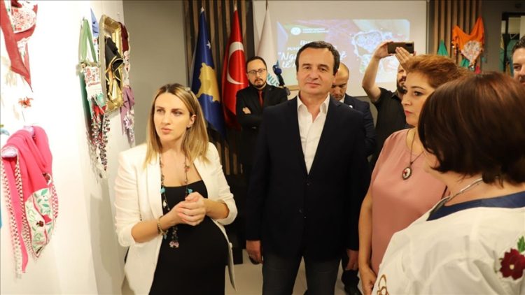 Prizren, kryeministri Kurti vizitoi ekspozitën “Nga Tradita në Ardhmëri – Punimet Artizanale të Dorës”