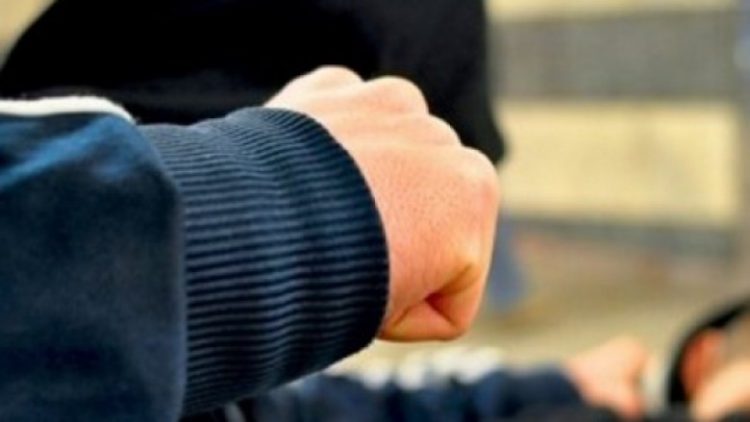 Rrahje mes tre personave në Malishevë, dy prej tyre përfundojnë në spital