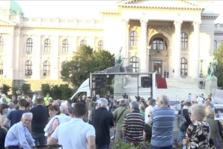 Vazhdojnë protestat antiqeveritare e kundër Vuçiqit në Serbi