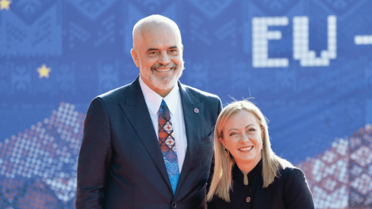 ‘Edhe Kosova mund të jetë temë diskutimi’: Meloni mbërrin në portin e Vlorës, pritet nga Rama